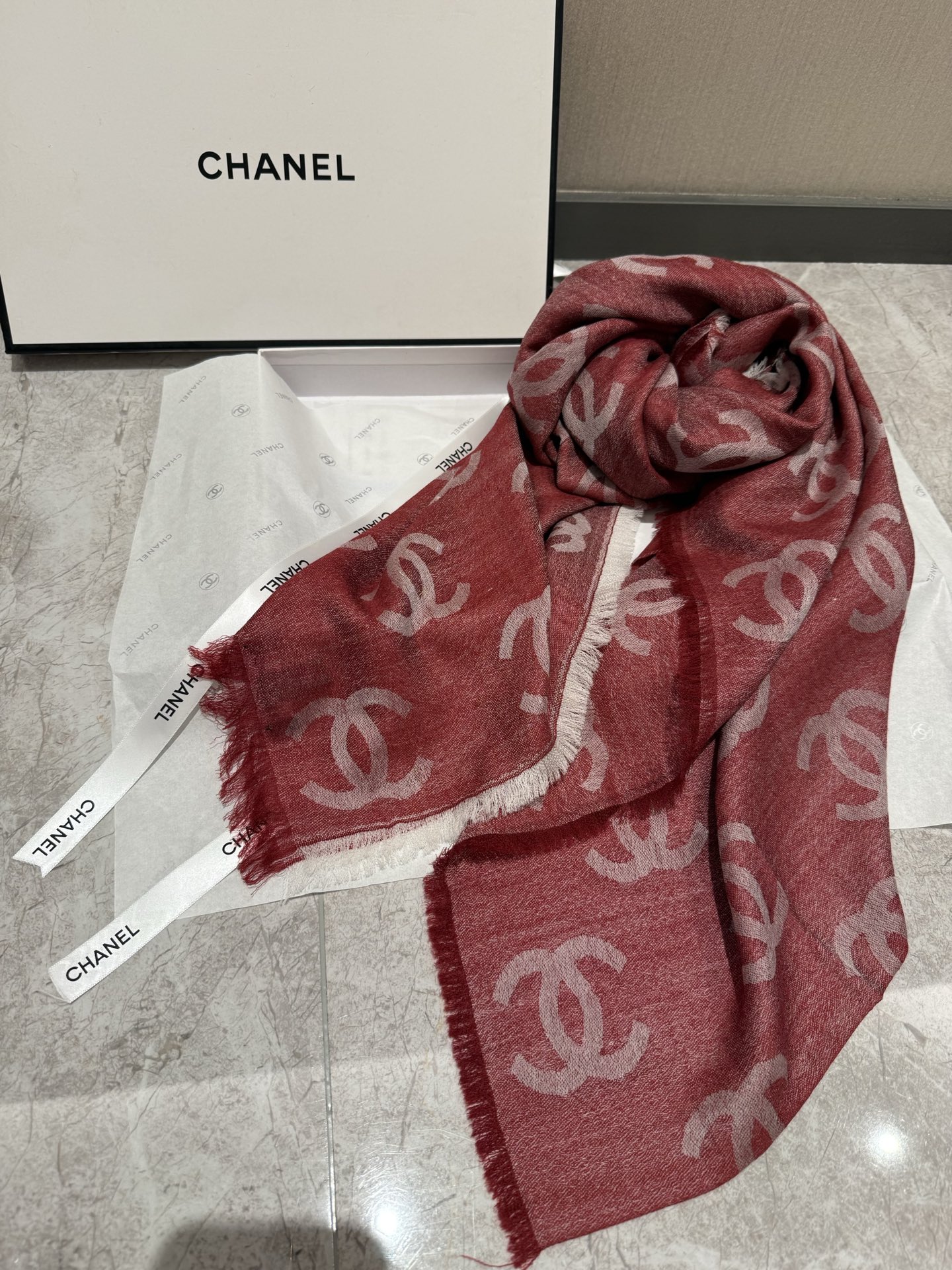 这款当之无愧的新款爆款，香奈儿打造极致奢华的大牌风，纯色配以两大创造师的经典logo，低调中彰显着奢华，更是给人一种心动