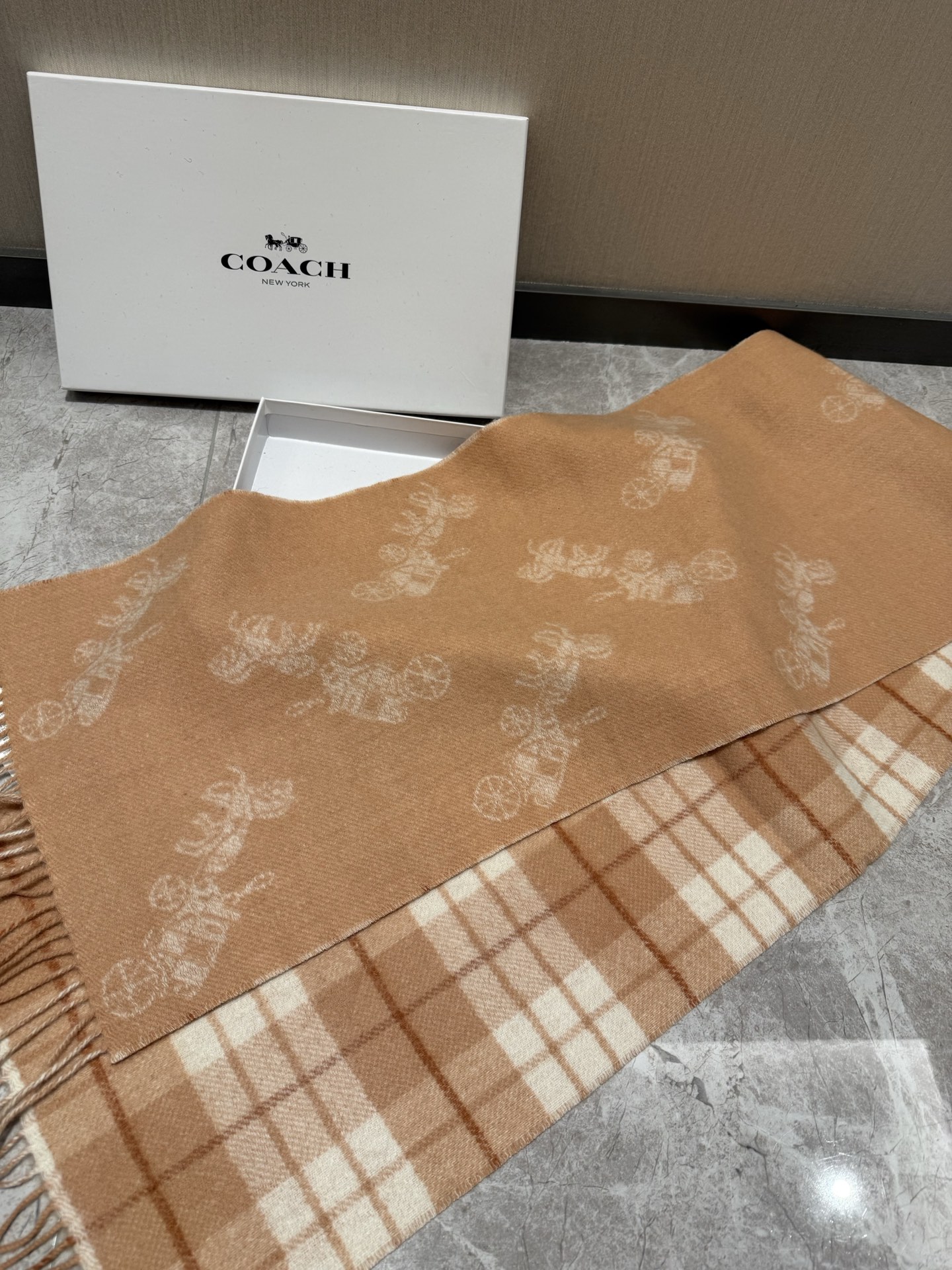 PCOACH经典 蔻驰围巾也太好看了吧！不仅有颜值还有品质，97%羊毛+3%羊绒，手感超级软糯和舒服，尺寸190×30c
