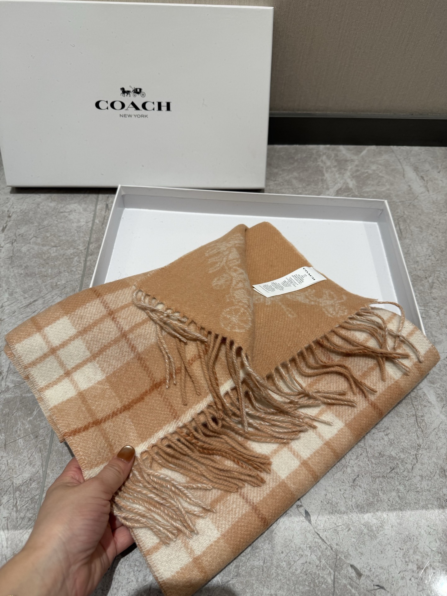 PCOACH经典 蔻驰围巾也太好看了吧！不仅有颜值还有品质，97%羊毛+3%羊绒，手感超级软糯和舒服，尺寸190×30c