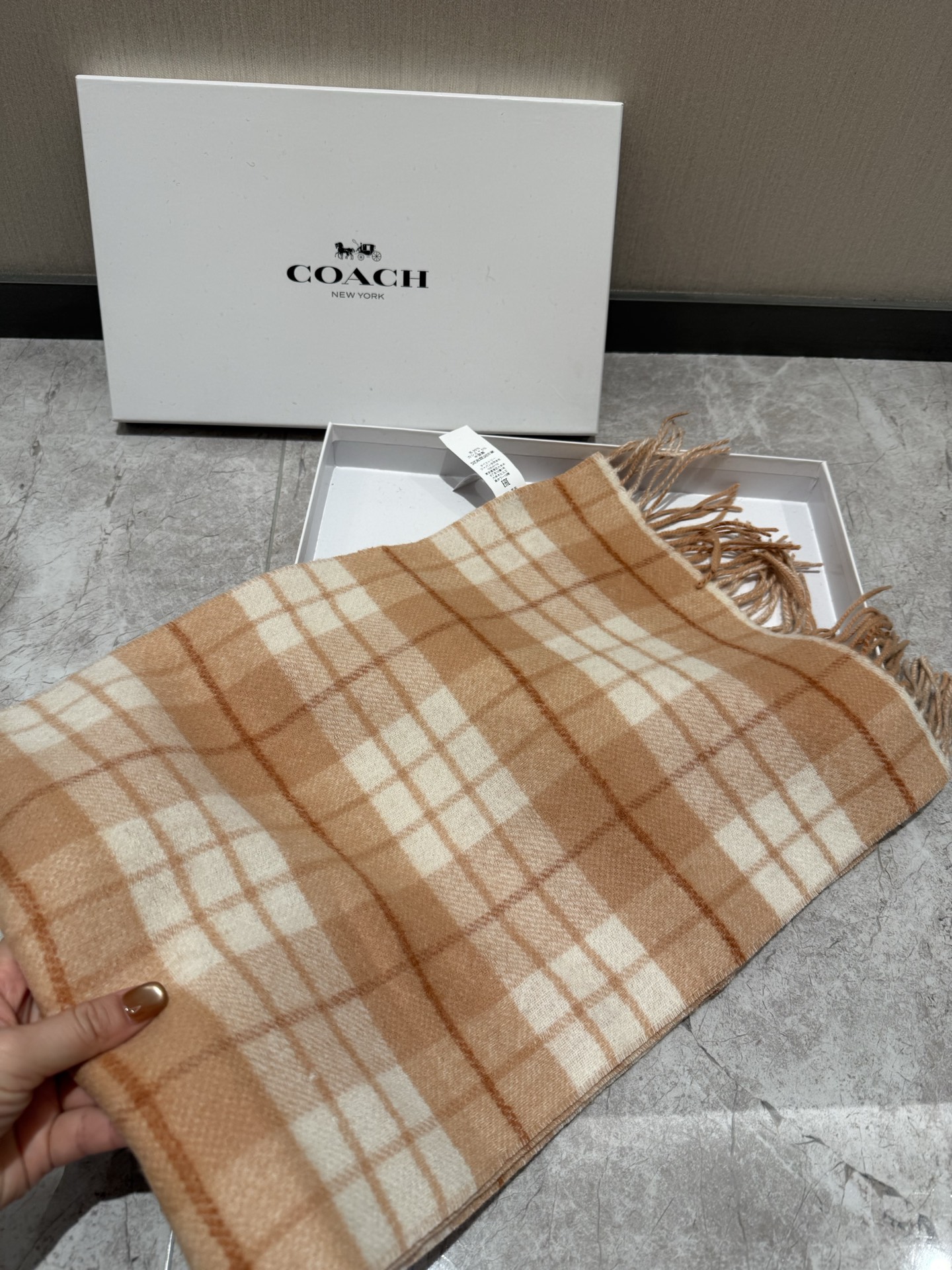 PCOACH经典 蔻驰围巾也太好看了吧！不仅有颜值还有品质，97%羊毛+3%羊绒，手感超级软糯和舒服，尺寸190×30c