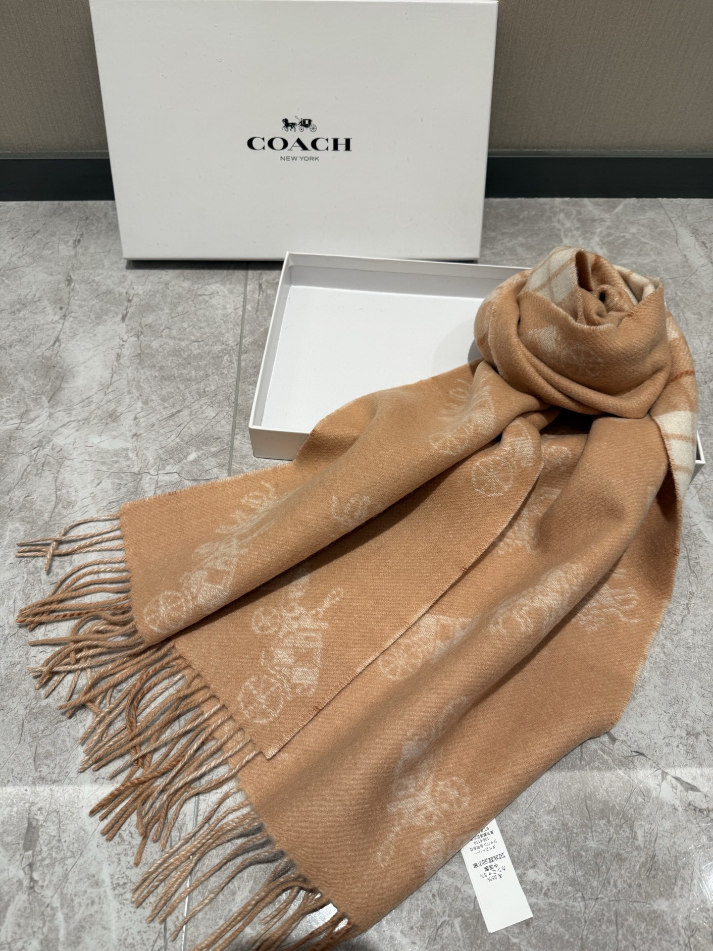 PCOACH经典 蔻驰围巾也太好看了吧！不仅有颜值还有品质，97%羊毛+3%羊绒，手感超级软糯和舒服，尺寸190×30c