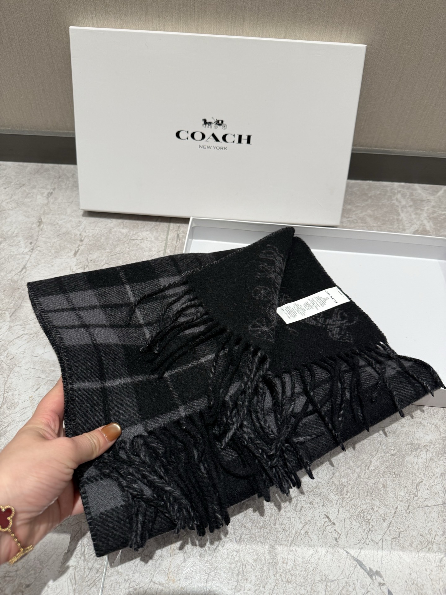 PCOACH经典 蔻驰围巾也太好看了吧！不仅有颜值还有品质，97%羊毛+3%羊绒，手感超级软糯和舒服，尺寸190×30c