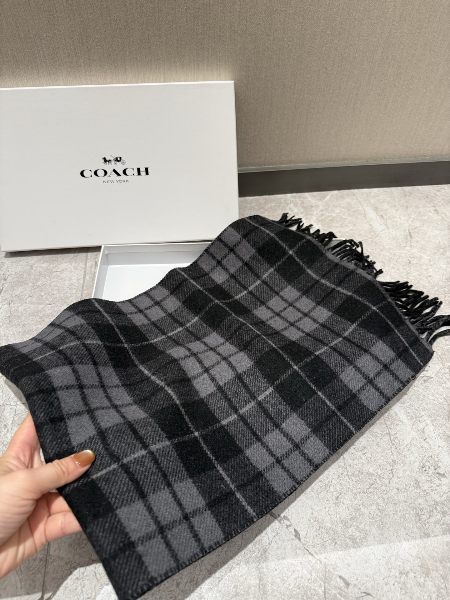 PCOACH经典 蔻驰围巾也太好看了吧！不仅有颜值还有品质，97%羊毛+3%羊绒，手感超级软糯和舒服，尺寸190×30c
