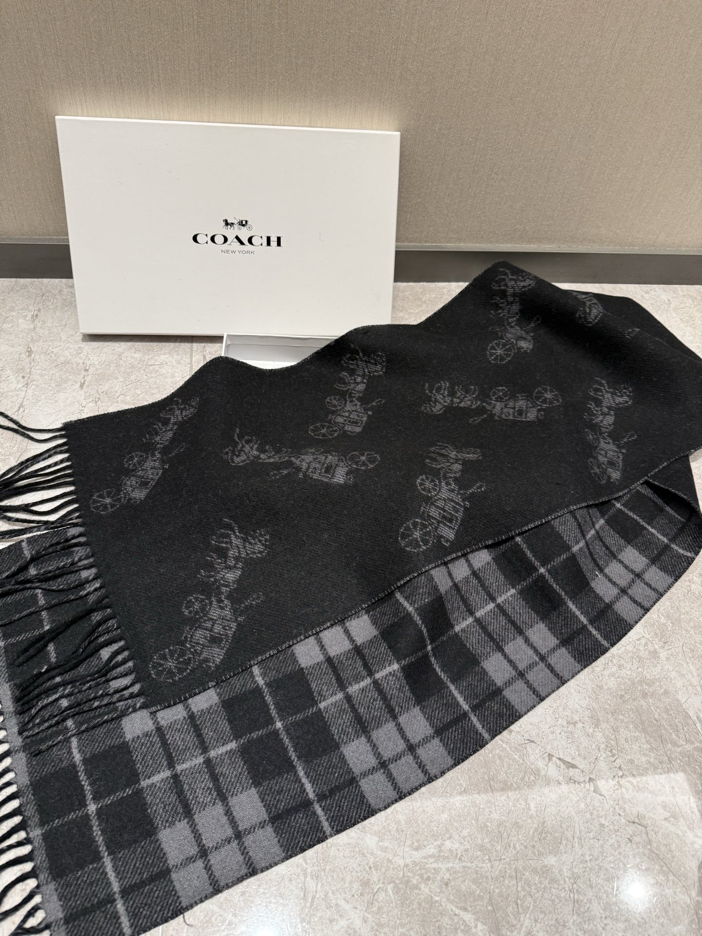 PCOACH经典 蔻驰围巾也太好看了吧！不仅有颜值还有品质，97%羊毛+3%羊绒，手感超级软糯和舒服，尺寸190×30c