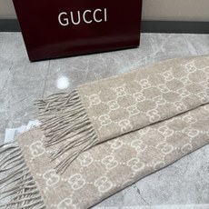 PGUCCI年度最火的GG纯羊绒围巾没有之一‼️快来举手有多少人在等这款围巾🤣经典永远是经典。上身的气场一秒钟体现。一款 PGUCCI年度最火的GG纯羊绒围巾没有之一‼️快来举手有多少人在等这款围巾🤣经典永远是经典。上身的气场一秒钟体现。一款