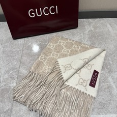 PGUCCI年度最火的GG纯羊绒围巾没有之一‼️快来举手有多少人在等这款围巾🤣经典永远是经典。上身的气场一秒钟体现。一款 PGUCCI年度最火的GG纯羊绒围巾没有之一‼️快来举手有多少人在等这款围巾🤣经典永远是经典。上身的气场一秒钟体现。一款