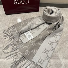 PGUCCI年度最火的GG纯羊绒围巾没有之一‼️快来举手有多少人在等这款围巾🤣经典永远是经典。上身的气场一秒钟体现。一款 PGUCCI年度最火的GG纯羊绒围巾没有之一‼️快来举手有多少人在等这款围巾🤣经典永远是经典。上身的气场一秒钟体现。一款