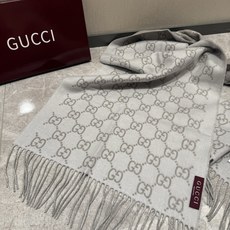 PGUCCI年度最火的GG纯羊绒围巾没有之一‼️快来举手有多少人在等这款围巾🤣经典永远是经典。上身的气场一秒钟体现。一款 PGUCCI年度最火的GG纯羊绒围巾没有之一‼️快来举手有多少人在等这款围巾🤣经典永远是经典。上身的气场一秒钟体现。一款
