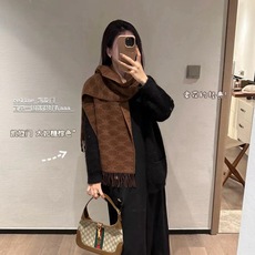年CELINE凯旋门散林老花羊绒围巾终于出货了……很多宝宝要的上身图来啦!羊绒的质地戴起来软乎乎超舒服!双面明暗对比色, 年CELINE凯旋门散林老花羊绒围巾终于出货了……很多宝宝要的上身图来啦!羊绒的质地戴起来软乎乎超舒服!双面明暗对比色,