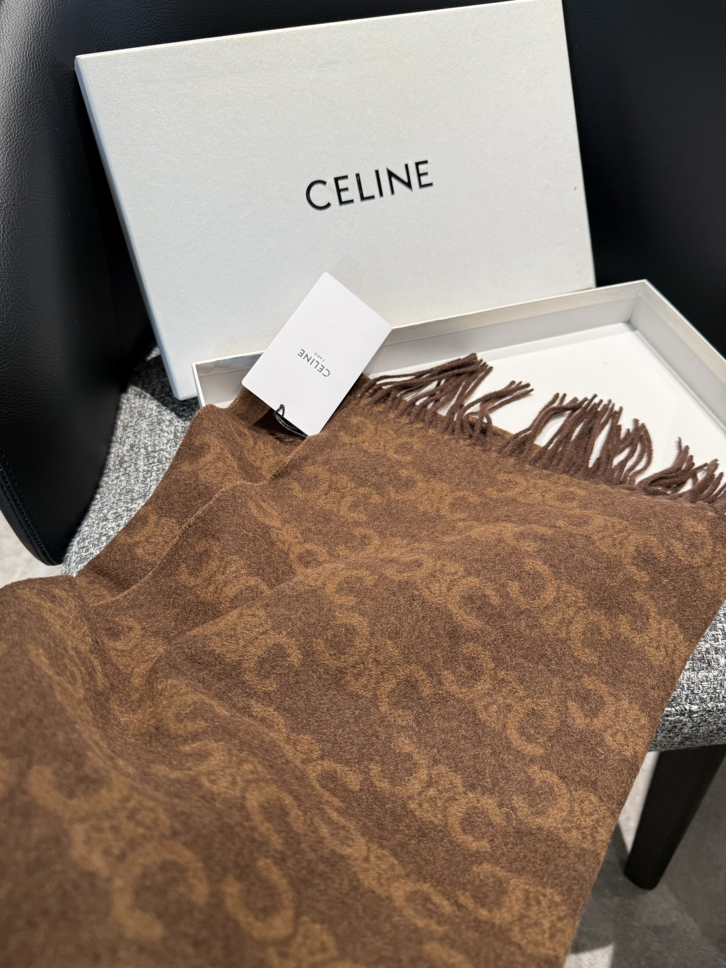 年CELINE凯旋门散林老花羊绒围巾终于出货了……很多宝宝要的上身图来啦！羊绒的质地戴起来软乎乎超舒服！双面明暗对比色，