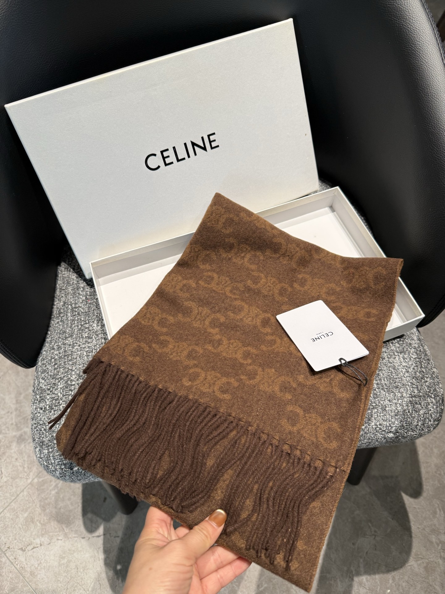 年CELINE凯旋门散林老花羊绒围巾终于出货了……很多宝宝要的上身图来啦！羊绒的质地戴起来软乎乎超舒服！双面明暗对比色，