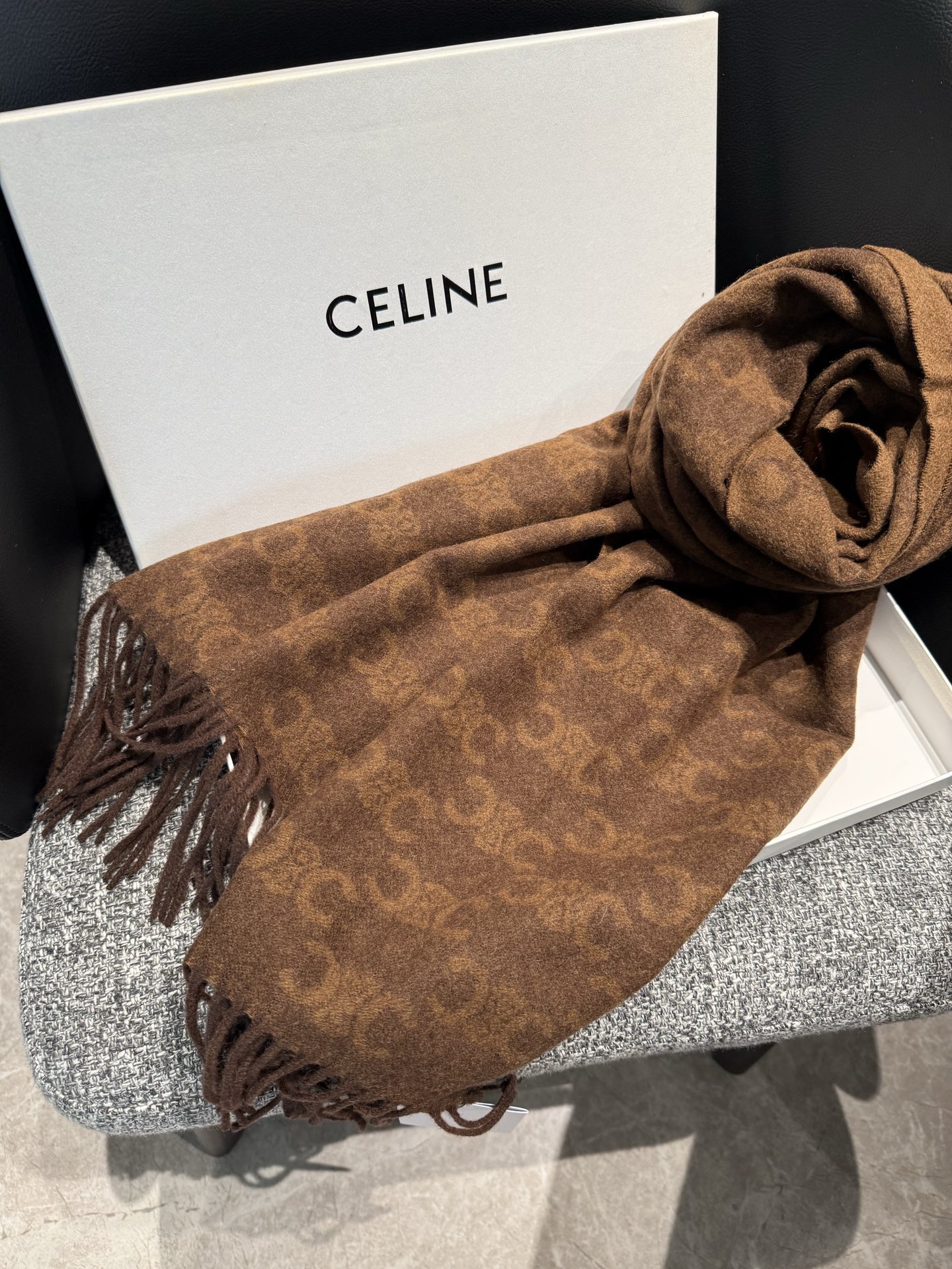 年CELINE凯旋门散林老花羊绒围巾终于出货了……很多宝宝要的上身图来啦！羊绒的质地戴起来软乎乎超舒服！双面明暗对比色，