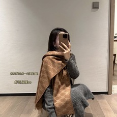 年CELINE凯旋门散林老花羊绒围巾终于出货了……很多宝宝要的上身图来啦!羊绒的质地戴起来软乎乎超舒服!双面明暗对比色, 年CELINE凯旋门散林老花羊绒围巾终于出货了……很多宝宝要的上身图来啦!羊绒的质地戴起来软乎乎超舒服!双面明暗对比色,