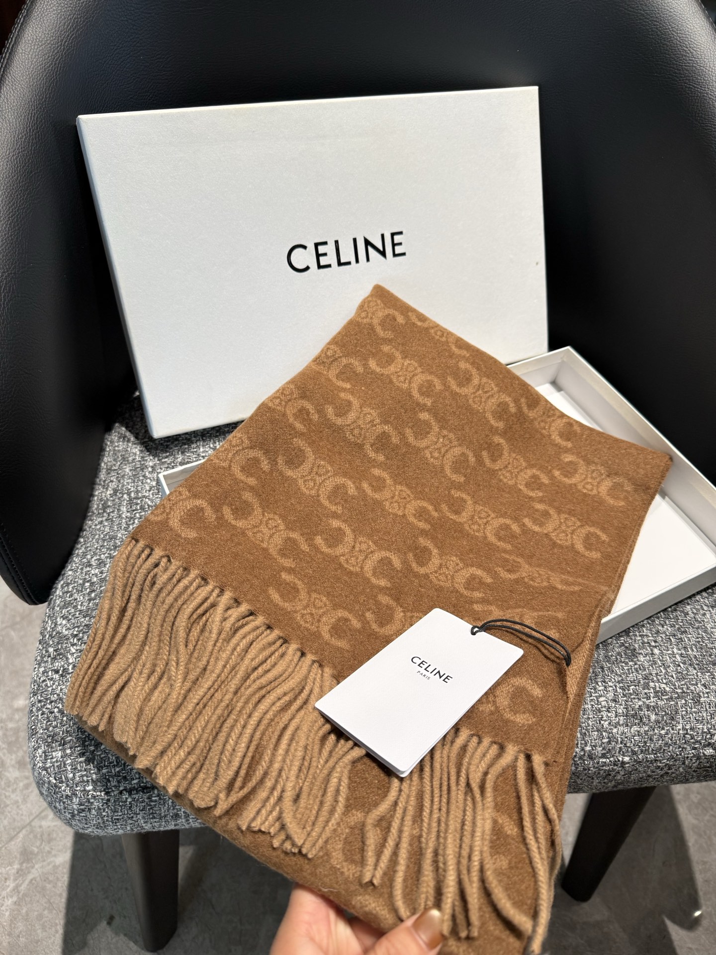 年CELINE凯旋门散林老花羊绒围巾终于出货了……很多宝宝要的上身图来啦！羊绒的质地戴起来软乎乎超舒服！双面明暗对比色，