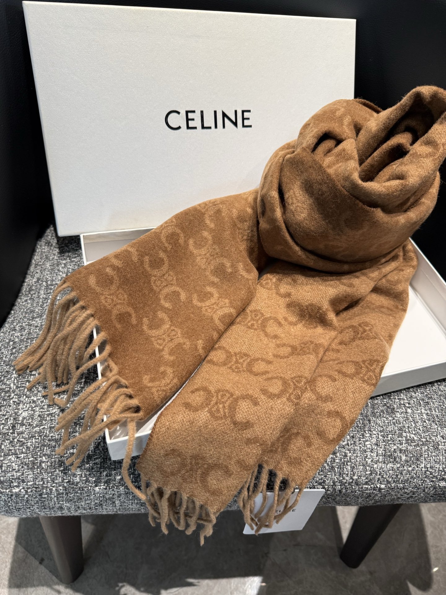 年CELINE凯旋门散林老花羊绒围巾终于出货了……很多宝宝要的上身图来啦！羊绒的质地戴起来软乎乎超舒服！双面明暗对比色，