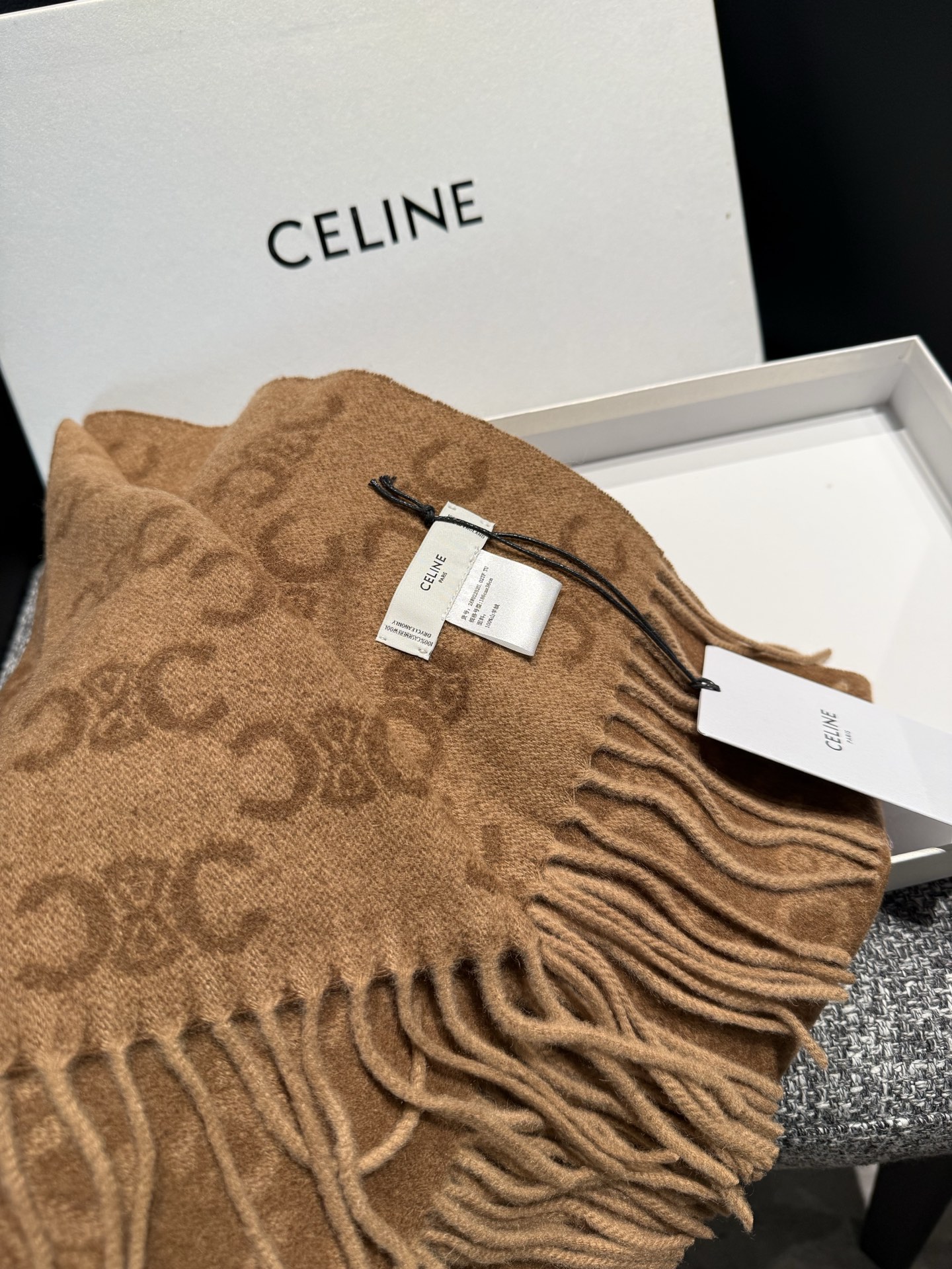 年CELINE凯旋门散林老花羊绒围巾终于出货了……很多宝宝要的上身图来啦！羊绒的质地戴起来软乎乎超舒服！双面明暗对比色，