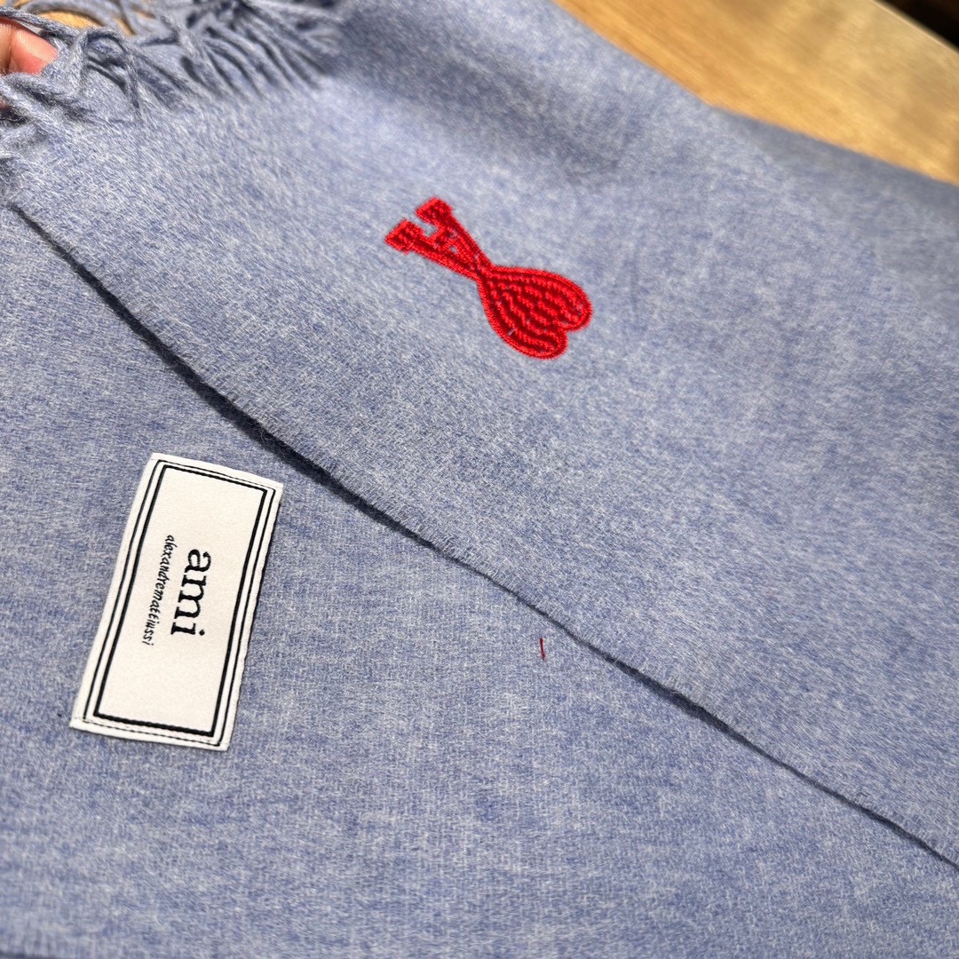 极简围巾，Ami新款上新啦♥️ 一眼高级的羊绒羊毛混纺围巾🧣 高级轻奢极简系列， 独一份高级👍 任何华丽的词儿形容不出来