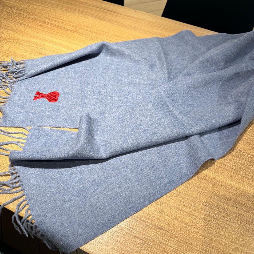 极简围巾，Ami新款上新啦♥️ 一眼高级的羊绒羊毛混纺围巾🧣 高级轻奢极简系列， 独一份高级👍 任何华丽的词儿形容不出来