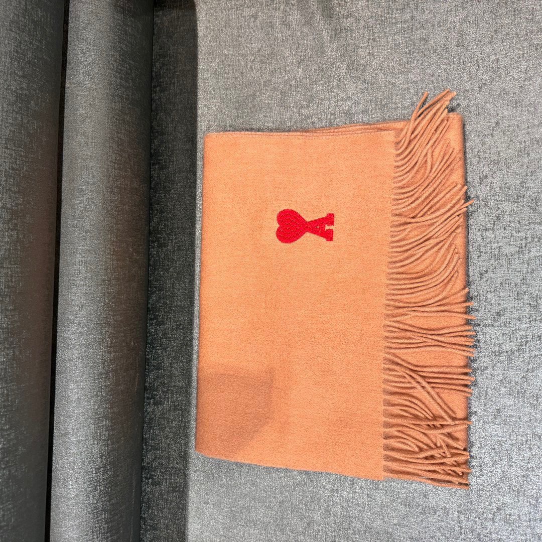 极简围巾，Ami新款上新啦♥️ 一眼高级的羊绒羊毛混纺围巾🧣 高级轻奢极简系列， 独一份高级👍 任何华丽的词儿形容不出来