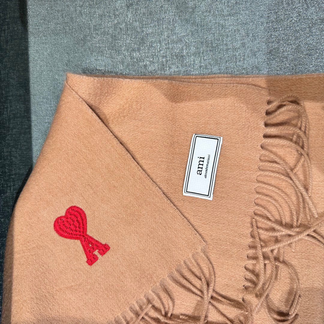 极简围巾，Ami新款上新啦♥️ 一眼高级的羊绒羊毛混纺围巾🧣 高级轻奢极简系列， 独一份高级👍 任何华丽的词儿形容不出来
