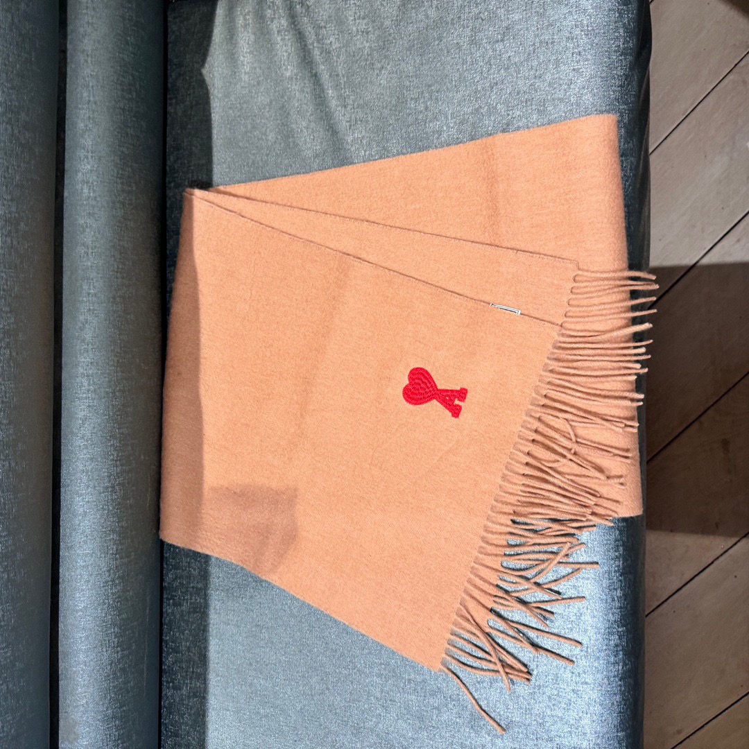 极简围巾，Ami新款上新啦♥️ 一眼高级的羊绒羊毛混纺围巾🧣 高级轻奢极简系列， 独一份高级👍 任何华丽的词儿形容不出来