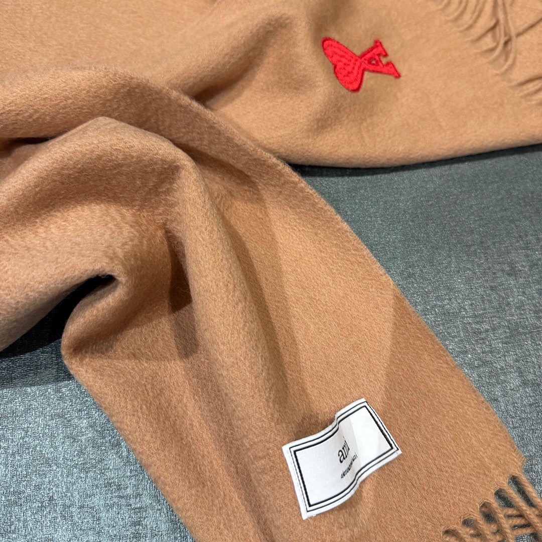 极简围巾，Ami新款上新啦♥️ 一眼高级的羊绒羊毛混纺围巾🧣 高级轻奢极简系列， 独一份高级👍 任何华丽的词儿形容不出来