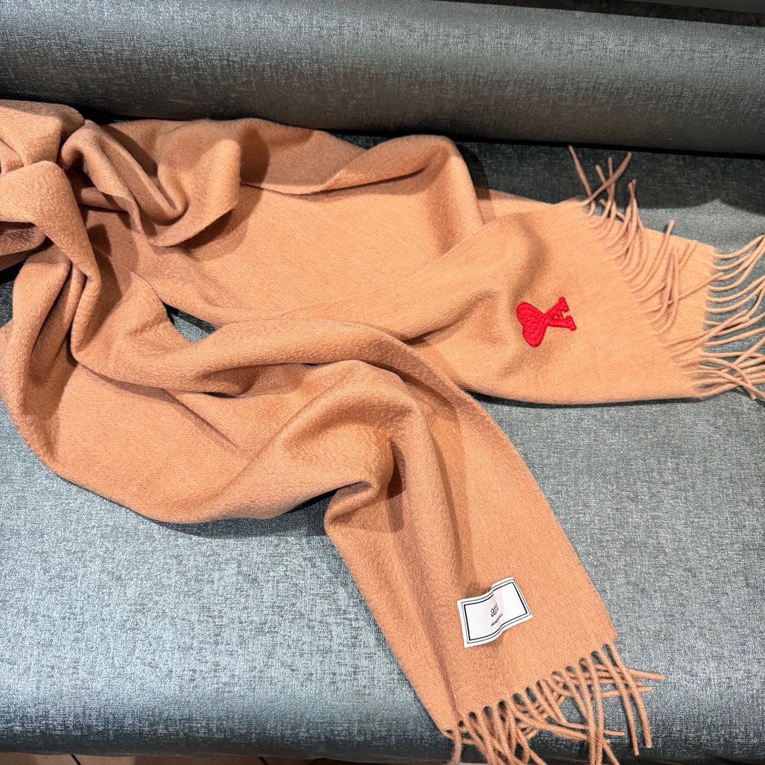 极简围巾，Ami新款上新啦♥️ 一眼高级的羊绒羊毛混纺围巾🧣 高级轻奢极简系列， 独一份高级👍 任何华丽的词儿形容不出来