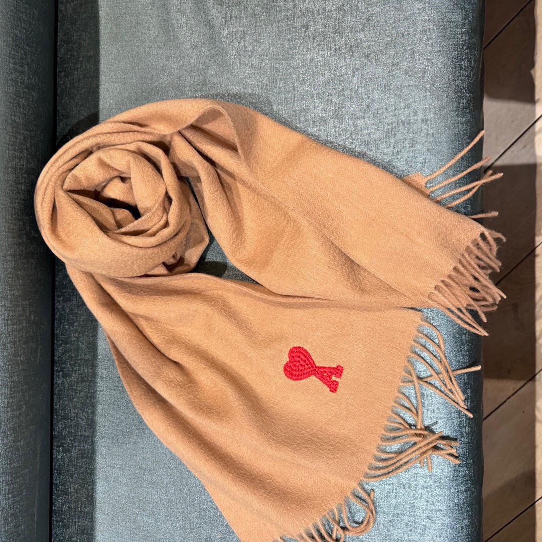 极简围巾，Ami新款上新啦♥️ 一眼高级的羊绒羊毛混纺围巾🧣 高级轻奢极简系列， 独一份高级👍 任何华丽的词儿形容不出来