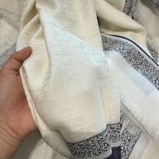 𝐃𝐈𝐎𝐑 书签字母提花披肩 Size:140x140cm 成分93%山羊绒,7%初剪羊毛 高级米色Oblique 提 𝐃𝐈𝐎𝐑 书签字母提花披肩 Size:140x140cm 成分93%山羊绒,7%初剪羊毛 高级米色Oblique 提