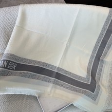 𝐃𝐈𝐎𝐑 书签字母提花披肩 Size:140x140cm 成分93%山羊绒,7%初剪羊毛 高级米色Oblique 提 𝐃𝐈𝐎𝐑 书签字母提花披肩 Size:140x140cm 成分93%山羊绒,7%初剪羊毛 高级米色Oblique 提