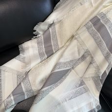 𝐃𝐈𝐎𝐑 书签字母提花披肩 Size:140x140cm 成分93%山羊绒,7%初剪羊毛 高级米色Oblique 提 𝐃𝐈𝐎𝐑 书签字母提花披肩 Size:140x140cm 成分93%山羊绒,7%初剪羊毛 高级米色Oblique 提