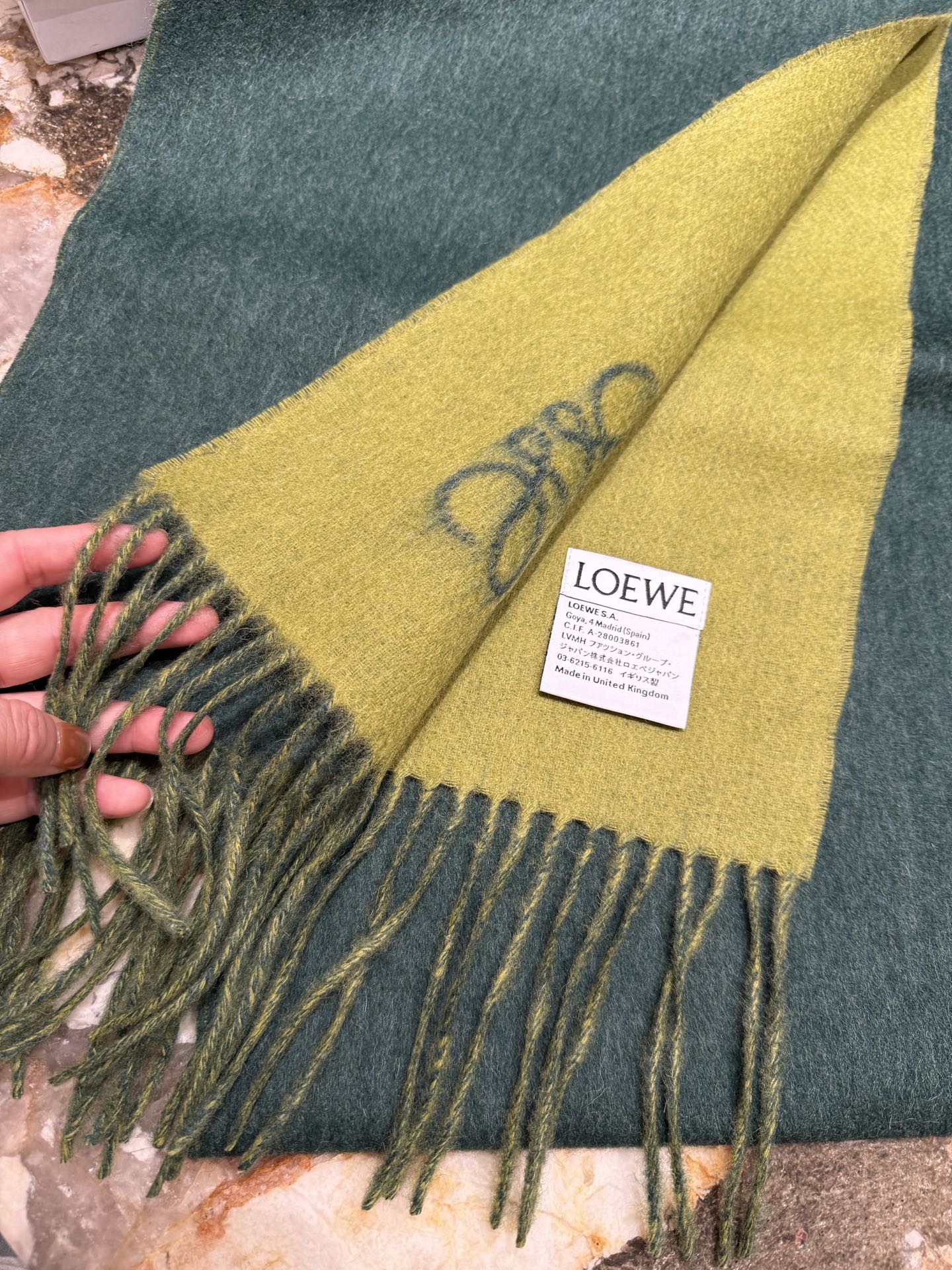 罗意威（LOEWE）双面双色围巾，饰有品牌标志性Anagram提花💚双面双色设计，正反两面均可使用，搭配选择多样。流苏自
