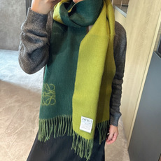 罗意威(LOEWE)双面双色围巾,饰有品牌标志性Anagram提花💚双面双色设计,正反两面均可使用,搭配选择多样。流苏自 罗意威(LOEWE)双面双色围巾,饰有品牌标志性Anagram提花💚双面双色设计,正反两面均可使用,搭配选择多样。流苏自