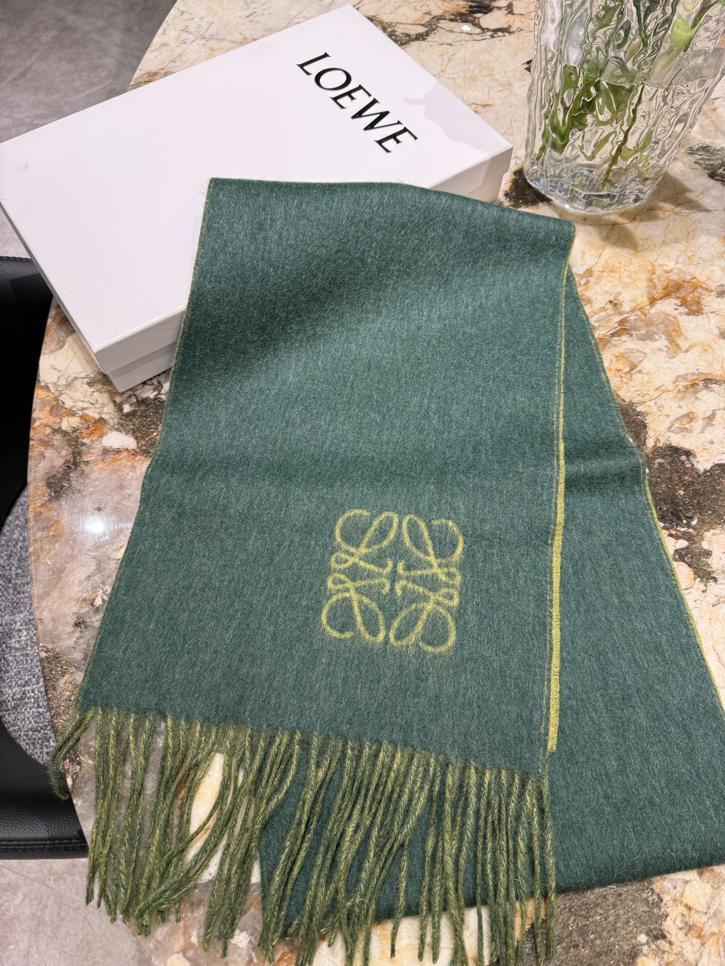 罗意威（LOEWE）双面双色围巾，饰有品牌标志性Anagram提花💚双面双色设计，正反两面均可使用，搭配选择多样。流苏自