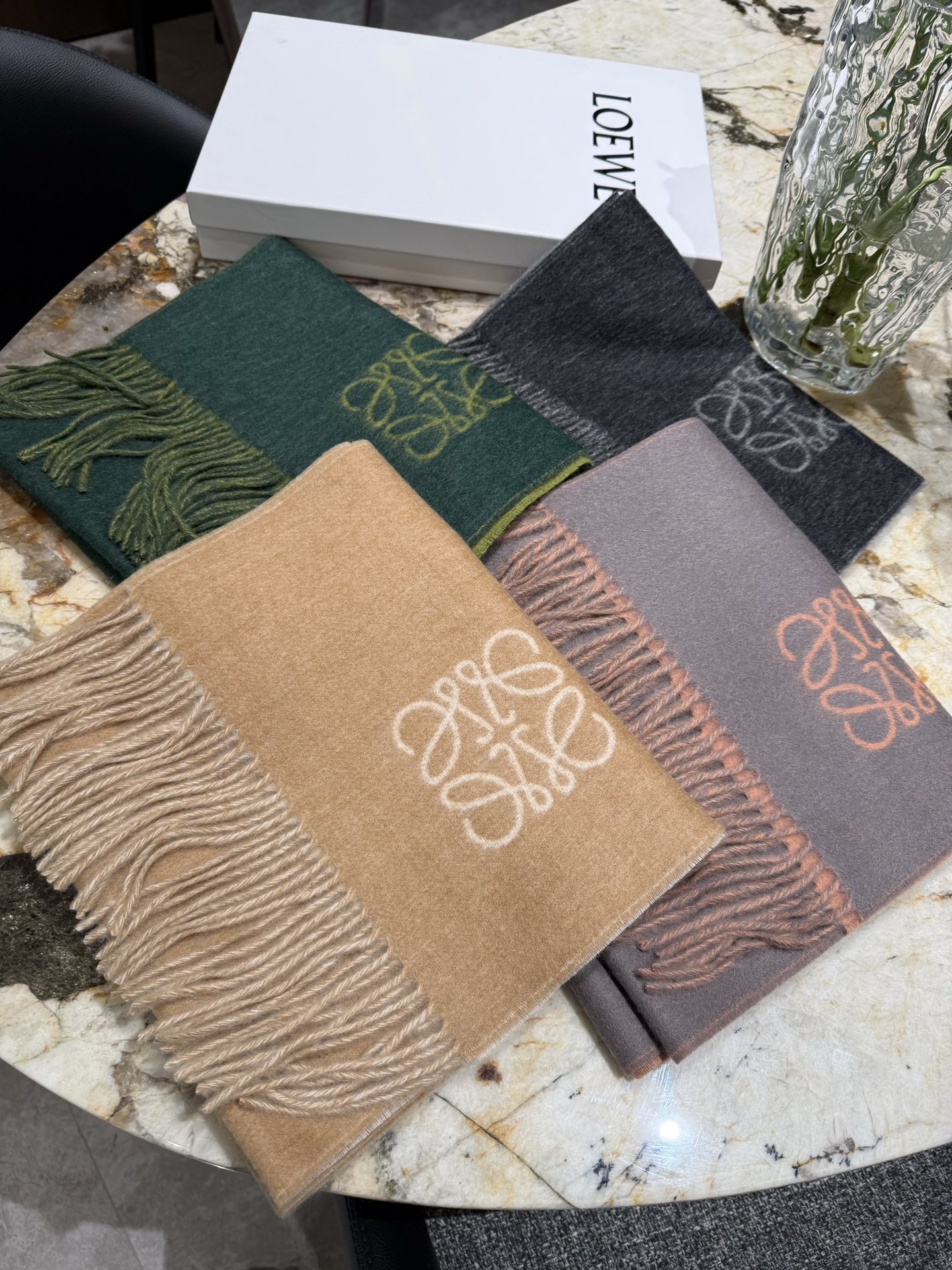 罗意威（LOEWE）双面双色围巾，饰有品牌标志性Anagram提花💚双面双色设计，正反两面均可使用，搭配选择多样。流苏自