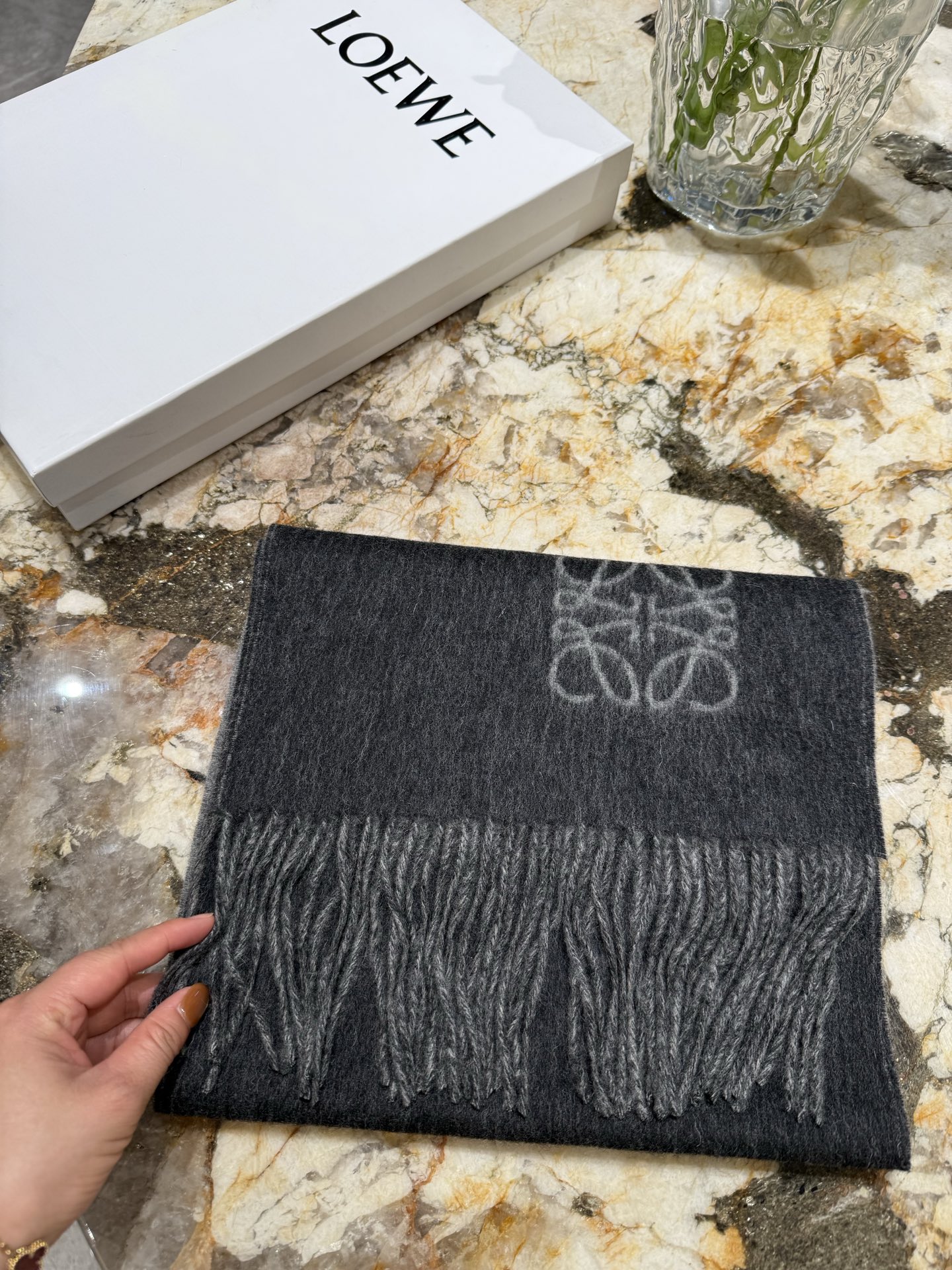 罗意威（LOEWE）双面双色围巾，饰有品牌标志性Anagram提花💚双面双色设计，正反两面均可使用，搭配选择多样。流苏自