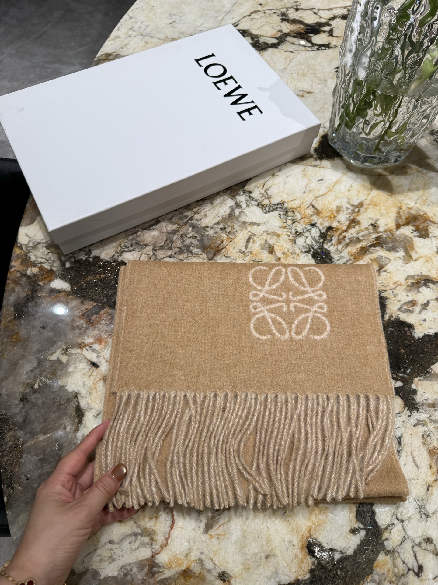 罗意威（LOEWE）双面双色围巾，饰有品牌标志性Anagram提花💚双面双色设计，正反两面均可使用，搭配选择多样。流苏自
