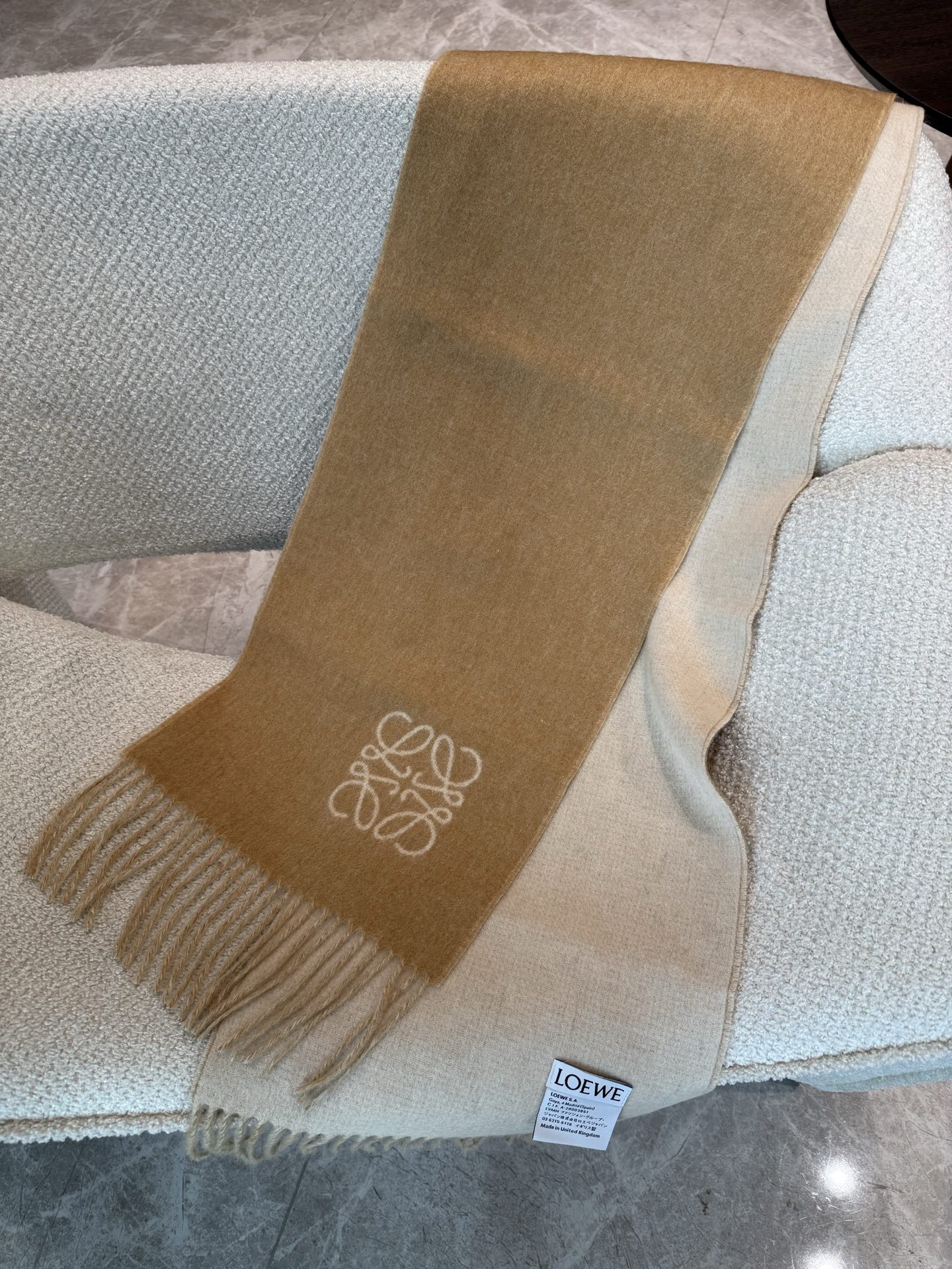 罗意威（LOEWE）双面双色围巾，饰有品牌标志性Anagram提花💚双面双色设计，正反两面均可使用，搭配选择多样。流苏自