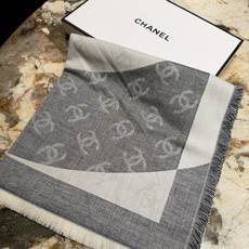 这条是 Chanel 的羊绒拼色大方巾140✖️140 灰白拼色太高级了,大面积的拼色块搭配流苏边,既有质感又不沉闷, 这条是 Chanel 的羊绒拼色大方巾140✖️140 灰白拼色太高级了,大面积的拼色块搭配流苏边,既有质感又不沉闷,