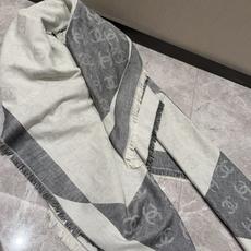 这条是 Chanel 的羊绒拼色大方巾140✖️140 灰白拼色太高级了,大面积的拼色块搭配流苏边,既有质感又不沉闷, 这条是 Chanel 的羊绒拼色大方巾140✖️140 灰白拼色太高级了,大面积的拼色块搭配流苏边,既有质感又不沉闷,