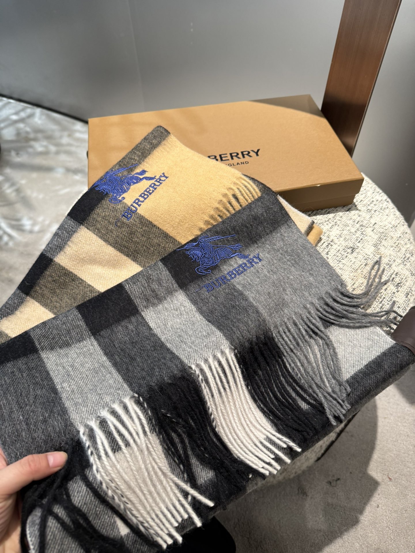 【Burberry中格】驼色中格‼️ 卖了一百年的款式‼️ 就不赘述它有多么的被全世界的人喜欢  💕几乎所有卖围巾的都有