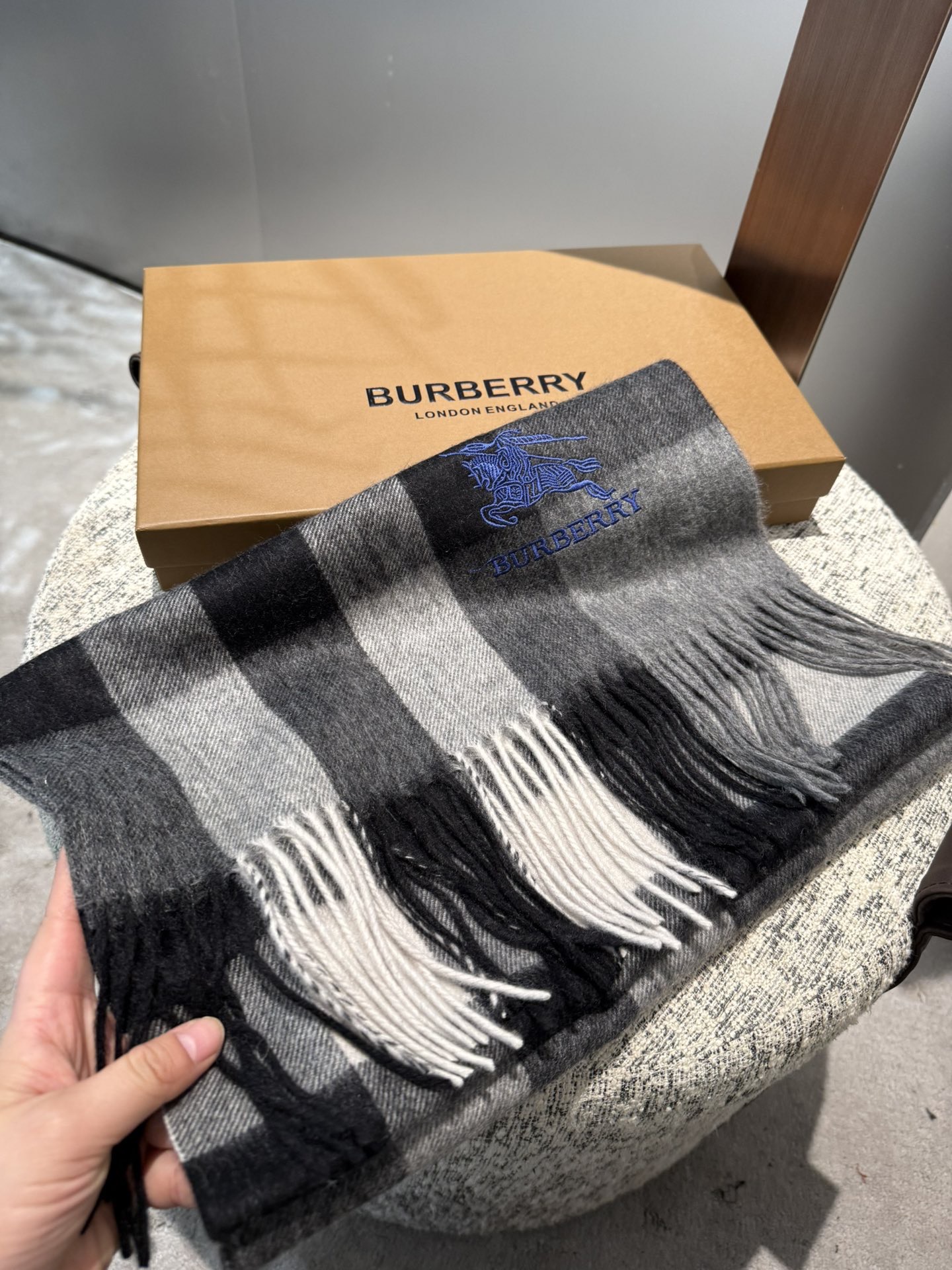 【Burberry中格】驼色中格‼️ 卖了一百年的款式‼️ 就不赘述它有多么的被全世界的人喜欢  💕几乎所有卖围巾的都有