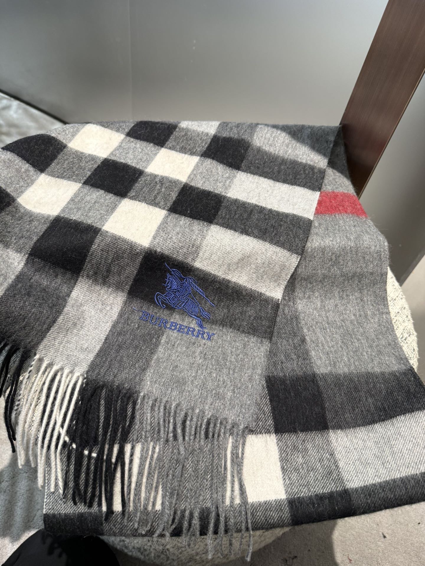 【Burberry中格】驼色中格‼️ 卖了一百年的款式‼️ 就不赘述它有多么的被全世界的人喜欢  💕几乎所有卖围巾的都有