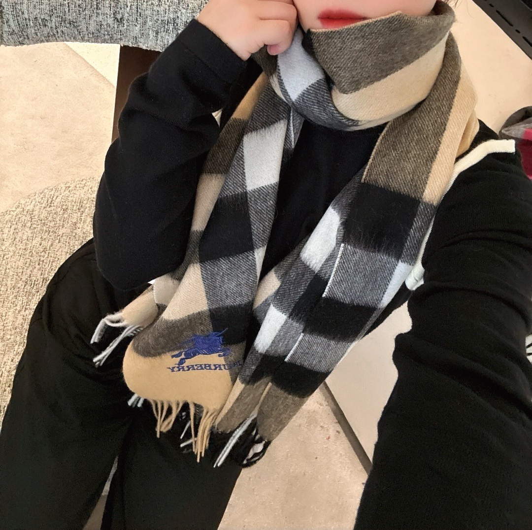 【Burberry中格】驼色中格‼️ 卖了一百年的款式‼️ 就不赘述它有多么的被全世界的人喜欢  💕几乎所有卖围巾的都有