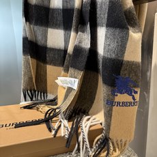 【Burberry中格】驼色中格‼️ 卖了一百年的款式‼️ 就不赘述它有多么的被全世界的人喜欢 💕几乎所有卖围巾的都有 【Burberry中格】驼色中格‼️ 卖了一百年的款式‼️ 就不赘述它有多么的被全世界的人喜欢 💕几乎所有卖围巾的都有