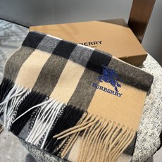 【Burberry中格】驼色中格‼️ 卖了一百年的款式‼️ 就不赘述它有多么的被全世界的人喜欢 💕几乎所有卖围巾的都有 【Burberry中格】驼色中格‼️ 卖了一百年的款式‼️ 就不赘述它有多么的被全世界的人喜欢 💕几乎所有卖围巾的都有