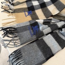 【Burberry中格】驼色中格‼️ 卖了一百年的款式‼️ 就不赘述它有多么的被全世界的人喜欢 💕几乎所有卖围巾的都有 【Burberry中格】驼色中格‼️ 卖了一百年的款式‼️ 就不赘述它有多么的被全世界的人喜欢 💕几乎所有卖围巾的都有