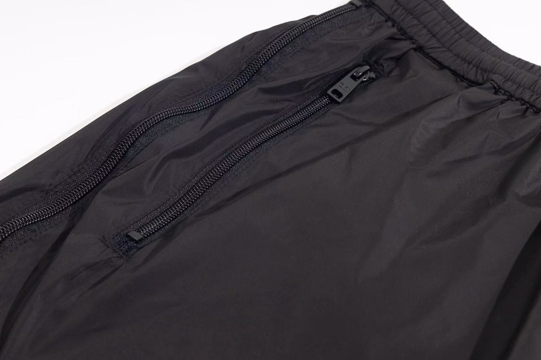 “408: Xgs Pradda Triangulations with Classic Nylon Fabric and Wide-Legged Pants” - 图片 4