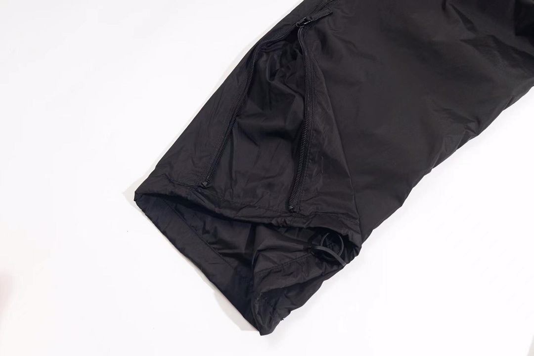 “408: Xgs Pradda Triangulations with Classic Nylon Fabric and Wide-Legged Pants” - 图片 7
