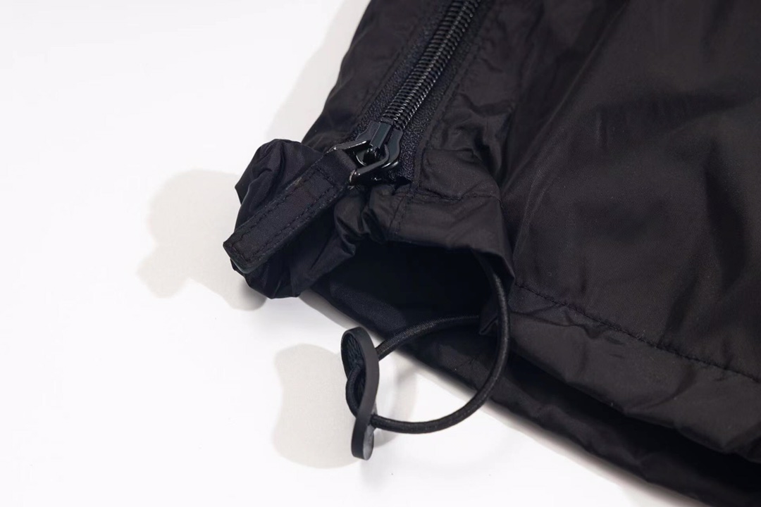 “408: Xgs Pradda Triangulations with Classic Nylon Fabric and Wide-Legged Pants” - 图片 6